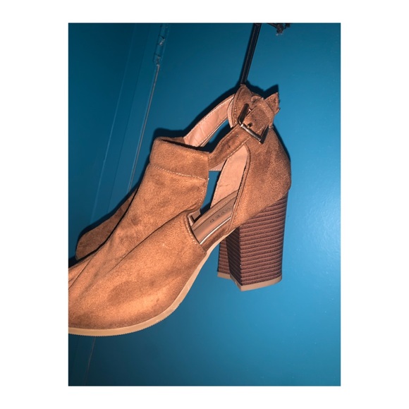 BRAND NEW TAN/BROWN CUT OUT OPEN TOE HEELS - Picture 3 of 6